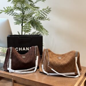 -The famous King of Bags in the medieval world, with a double pocket college style, playful and cute color matching, and full capacity, can be paired with casual hoodies or coats without any sense of incongruity. Even the fairy sisters are under its ...