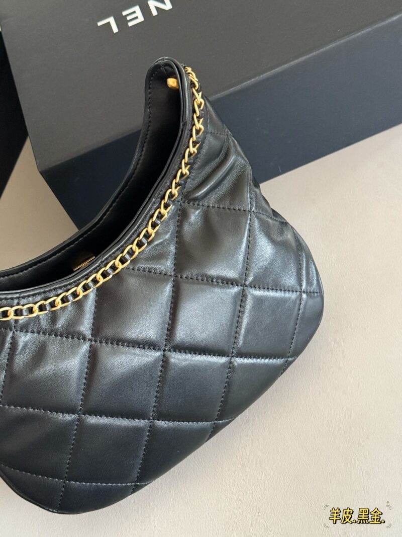 7228ed927c.jpg 310 box sheepskin
size:26*17cm
Chanel 25p hobo bow is too cute
Sheepskin texture is soft and delicate
The butterfly bow on the shoulder strap is full of luster, so loving!
The capacity is also very good. Blessed are the sisters who like single shou...