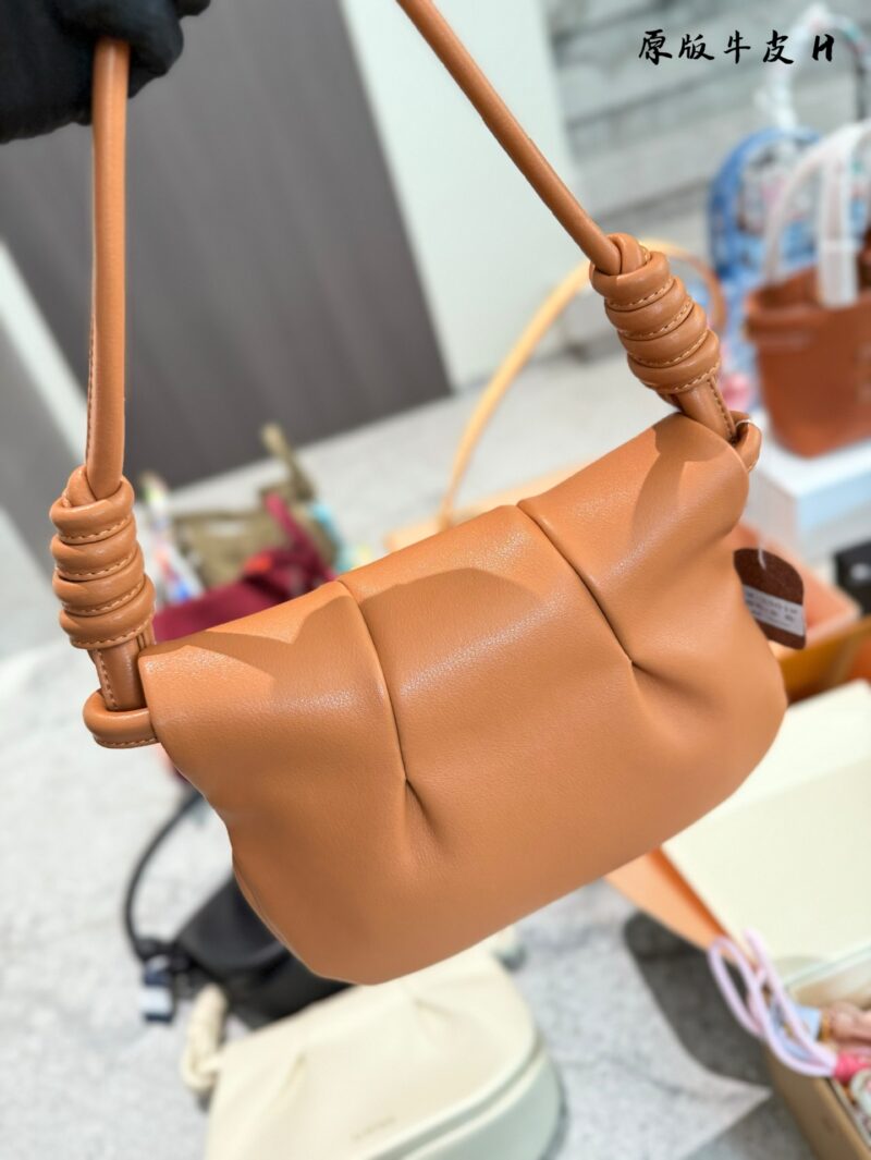 722d35d14e.jpg Actual delivery photo of p320 cowhide
Brand new Paseo satchel handbag
Size: 25-17-8cm
V has exquisite workmanship, a simple and elegant silhouette, a unique and soft pleated structure, an ultra lightweight construction, Napa soft cowhide leather (ful...