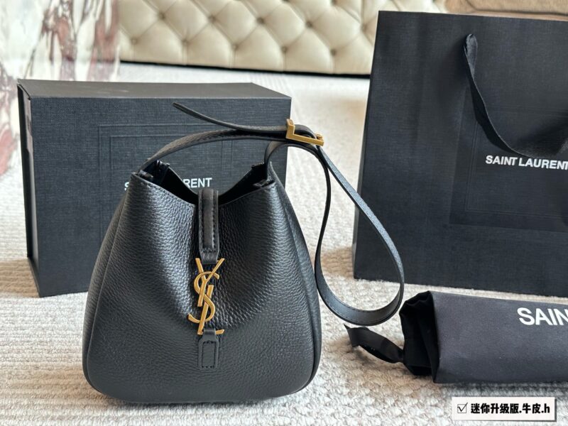 724a531502.jpg 240 box cowhide
Size: 16 * 15cm (mini)
Who hasn't owned it yet
ysl soft hobo! I really love this bag
Extremely practical!
Choose it for the big bag~
The leather feels so good!