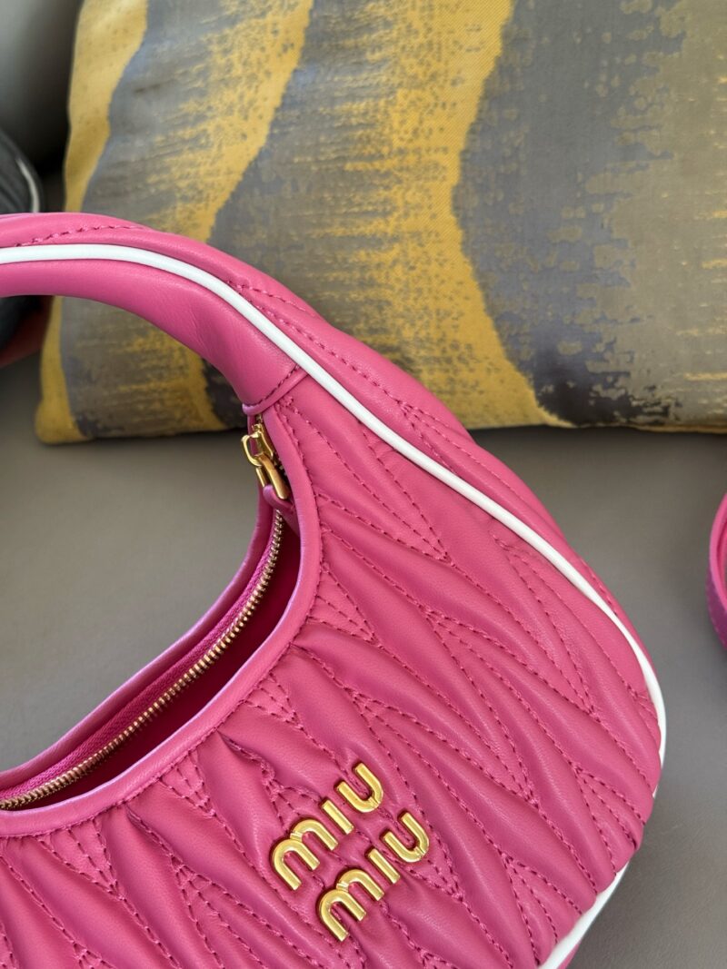 220 boxes
size：22*11cm
MiuMiu girl who can be cool and cute
Miumiu wander bag
Easy to match, can handle any style
The material is very soft
The capacity is also very good
Retro and playful hobo bag shape
It's a bag that I've been taking out almost ...