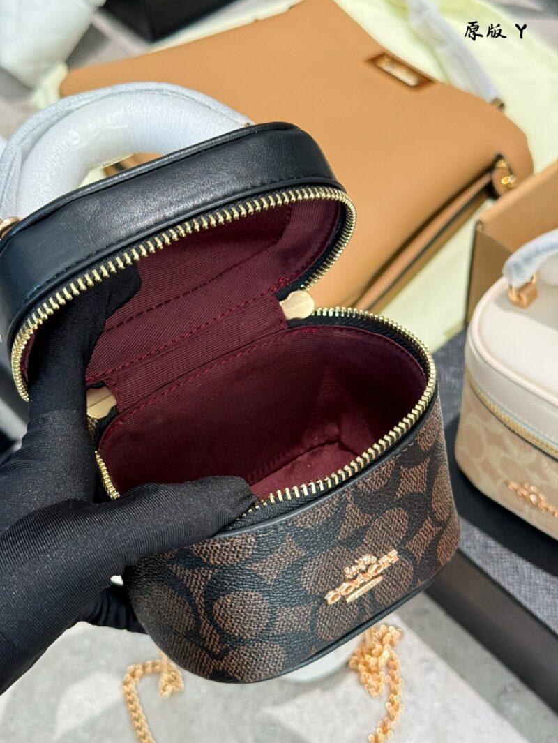 Actual delivery photo p245
Coach Coach's March New Product Ava Mini Waste Bag
#Coach has once again released a cute super small waste bag~Super O box bag, small body, big fashion, carrying attitude, carrying fashion.
Although the capacity is small, t...