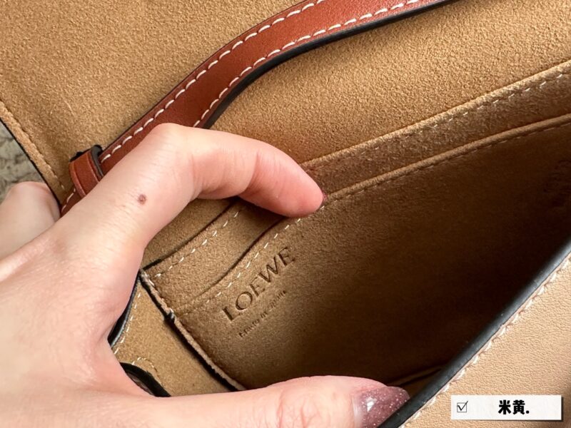 72550b3608.jpg 210 box
Size: Width 21 * Height 14cm
Love Loewe Gate Mini!
Don't look at his palm, it's so big
The capacity is very friendly!
?? New product! ? Chest bag! Crossbody!
The leather of cowhide has an excellent hand feel
The leather is so good that ...