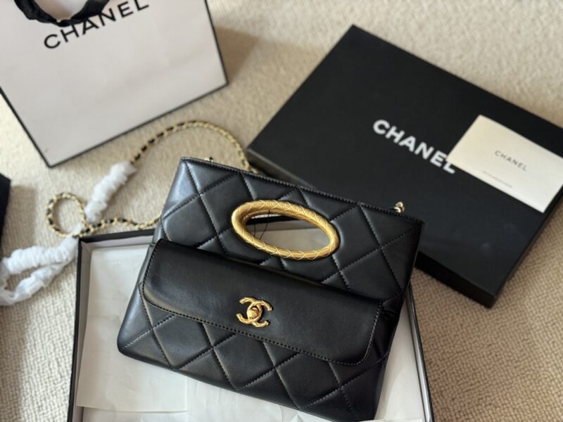 Complete packaging
size：25*17cm
Say goodbye to the dinner bag that can't hold anything,
This is still better!
Xiaoxiangjia 24B Premium Banquet Package
Classic black gold color controller logo
Retro and versatile