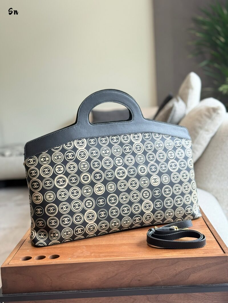 7269a1f61c.jpg Chanel P260
Is this a walking treasure trove? Chanel limited edition foldable handbag
A very famous series of medieval coins
Super handsome upper body
Savi, a top fashion blogger in the medieval era, is also wearing it~
Whether it's handheld or folde...