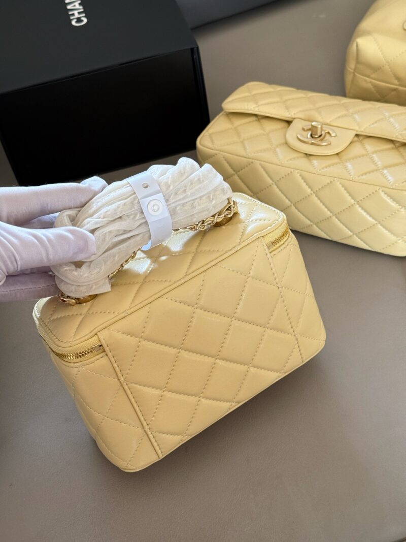 210 Pack
size：18*10cm
Xiaoxiangjia Handle Box Bag
Your upper body is full of immortal energy!
The smooth skin feels super comfortable to the touch
Crossarm/Handheld/
Summer chicken yellow/soft fufu drops super cute/
Search for Double Golden Balls