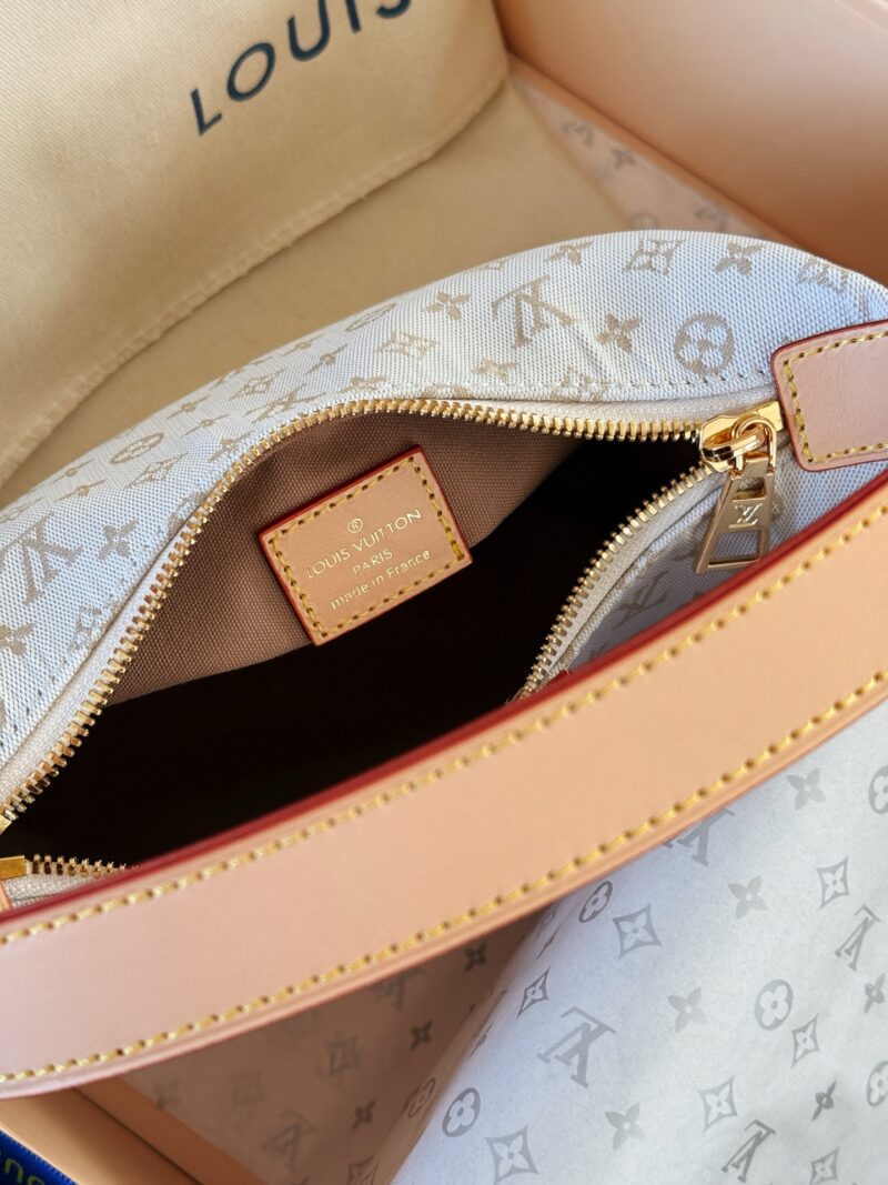 729c51f4a1.jpg 220 boxes
size:20*11cm
New denim lunch box bags keep up with this trend
That's so cute
Retro is the real top!
L's new denim lunch box bag!