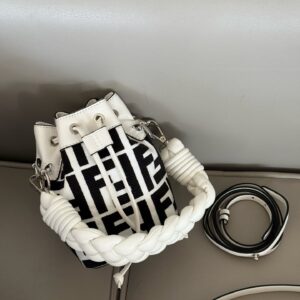 220 boxes
size：12.5*18cm
Fendi bucket bag
Wide woven wrist strap
configuration ? Long shoulder straps!
The Wealth Bucket has a new color scheme! It's so beautiful
The capacity and appearance are all very online!