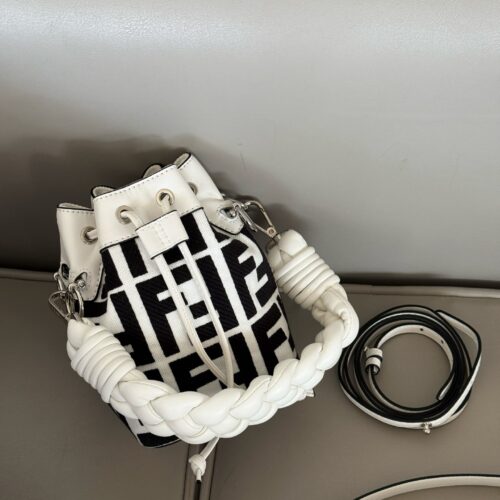 220 boxes
size：12.5*18cm
Fendi bucket bag
Wide woven wrist strap
configuration ? Long shoulder straps!
The Wealth Bucket has a new color scheme! It's so beautiful
The capacity and appearance are all very online!