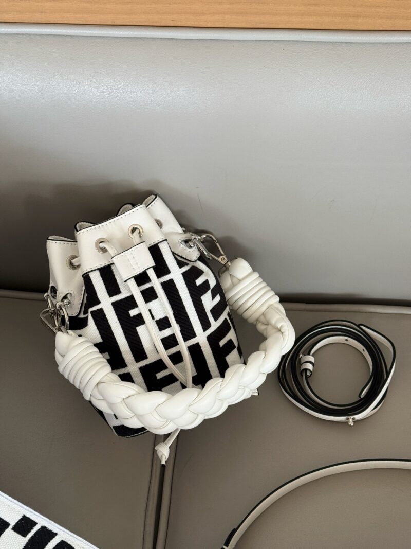 729c58a3f9.jpg 220 boxes
size:12.5*18cm
Fendi bucket bag
Wide woven wrist strap
configuration ? Long shoulder straps!
The Wealth Bucket has a new color scheme! It's so beautiful
The capacity and appearance are all very online!