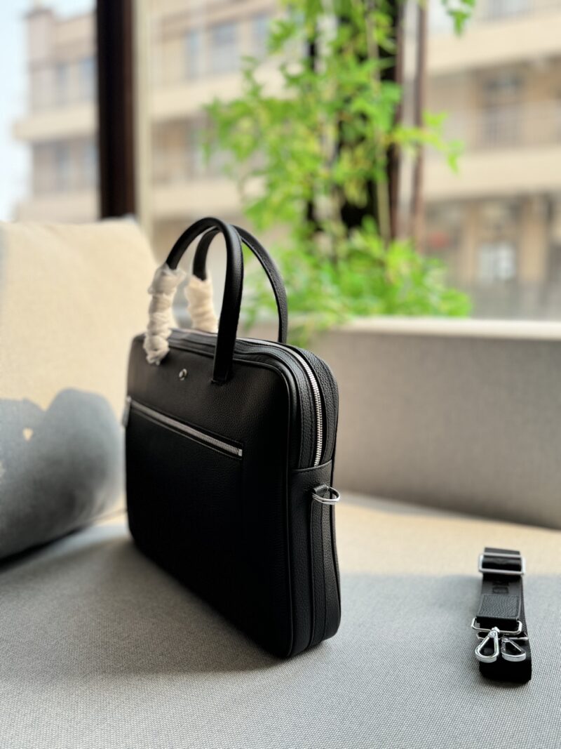 729ca0ffb6.jpg Cowhide 340
size:38×28
MONTBLANC Large Class Soft Leather Grain Series Double Layer briefcase and handbag
Cowhide material creates various visual effects
Business commuting men's briefcase
The capacity is also very large, it can hold files and com...