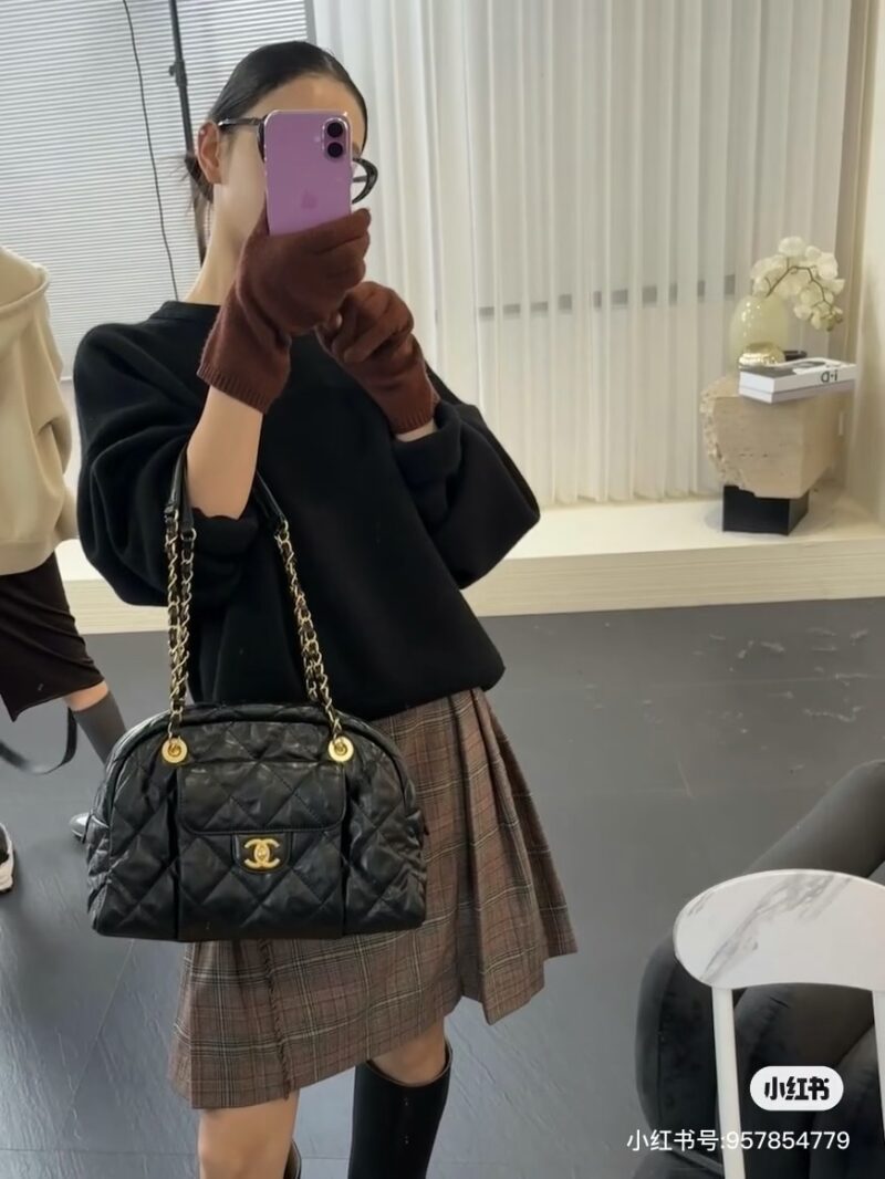 72a3421427.jpg Chanel bowling is trendy~