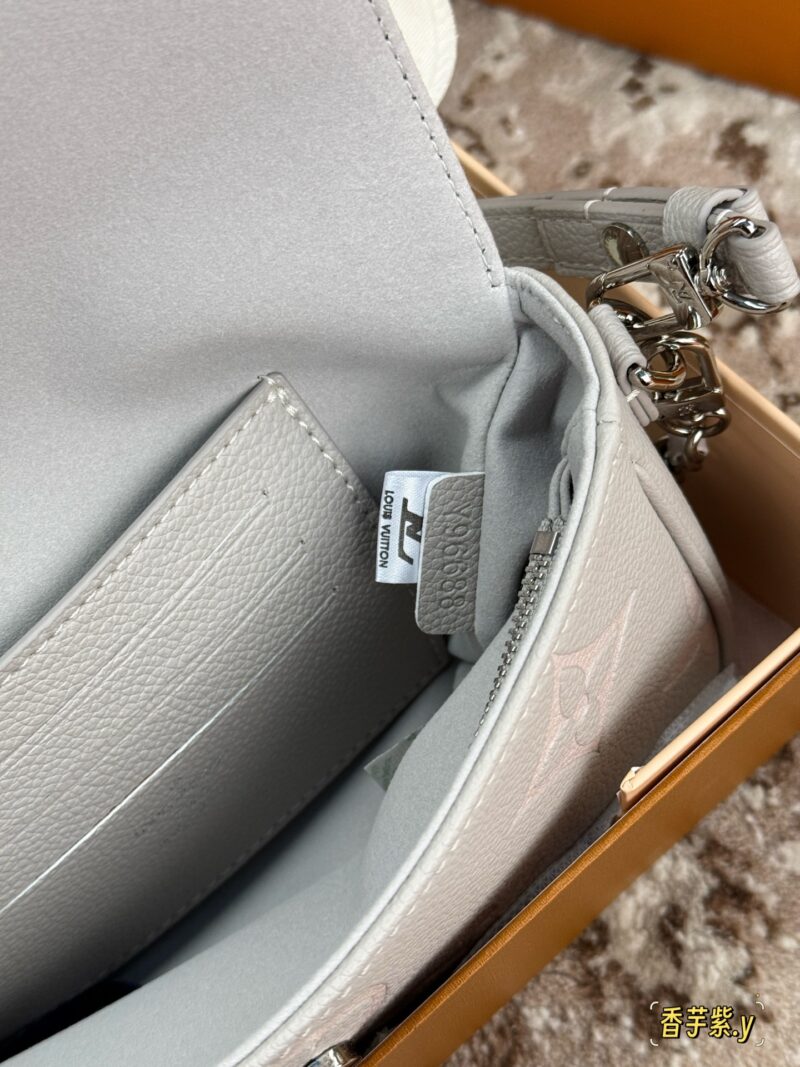 72b3baa7ff.jpg 195 full set of packaging
size:23*12cm
L's new Ivy embossed model
New taro purple LvIvy armpit bag
The new color is really beautiful!!
This lavender is gray toned lavender!
It's both durable and gentle!
Why are designers so good at color matching!