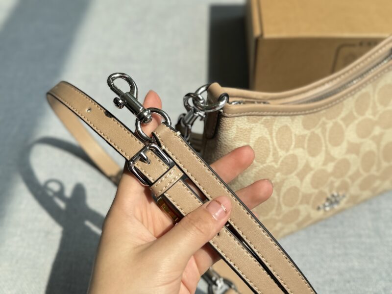 72b6dc22bc.jpg 180 airplane box
size:19.5×15.5
COACH LAUREL Lao Hua Wandering Bag Underarm Bag Cross Shoulder Bag
Mini wandering bags are also too Q!
Really super cute
At first glance, it amazed me!
The bag is lightweight and has just the right capacity, making ...
