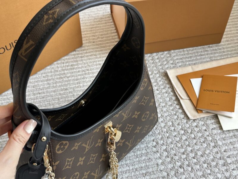 260 gift chains in boxes
LV | April Women's New The Drop Underarm Bag
This new bag feels like time has gone back when worn
It has a strong retro feel, after all, it is a replica of the 2018 model, super durable, and the more you look at it, the bette...