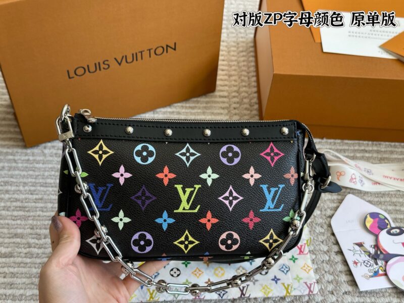 72fe9cd6b1.jpg 260 box original single version
size:22*12cm
L Home Mahjong Bun! Replica
?? Short shoulder straps! chain ??
Everything is available!!
Summer mahjong bag is more suitable, really fragrant armpit bag