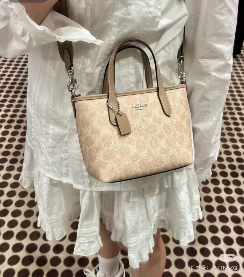 Commuter Versatile Bag Coach
Coach mini city tote
The mini tote in September is too cute, isn't it
A stylish and practical small bag paired with a wide plant-based shoulder strap
Match with various shapes cool and cute # coach new style # favorite ba...