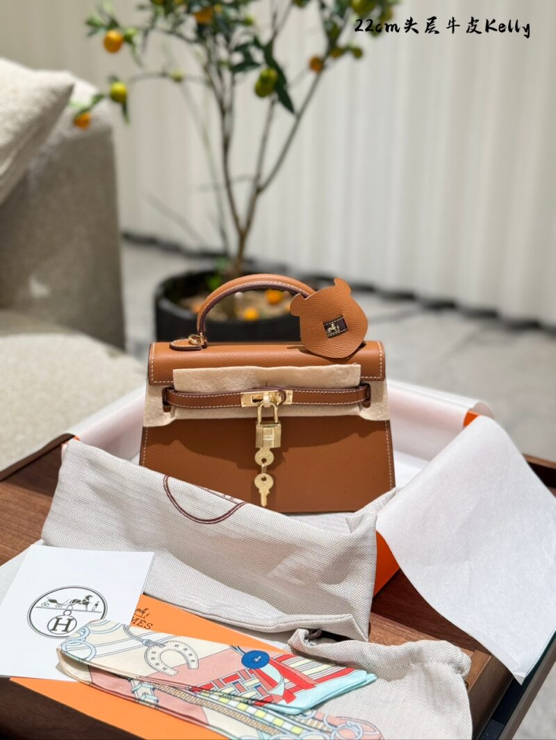 Kelly's second-generation palm patterned cowhide P310
Palm patterned cowhide feels more high-end, low-key, practical, and rare than glossy leather. If you choose one, you would prefer matte. If you don't have to choose, you will naturally want both. ...