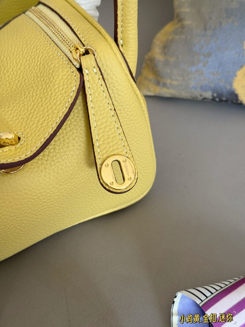 260 complete sets of packaging
size：19*13cm
?? top layer leather!
H Home Mini Lindy
? Crossarm ? Hand carried!
A perfectly cute little one!
Sunshine yellow is simply perfect for spring and summer
Just hold it and you'll have a good mood!