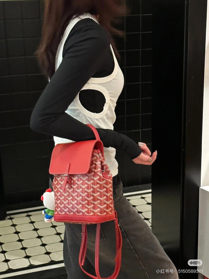 Goya Mini Shoulders
This is a backpack that combines all the advantages of a backpack. Buying this bag is equivalent to having three bags - single shoulder V, double shoulder V, crossbody V
In addition to these three memorization methods, you can als...