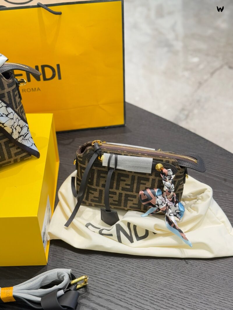 Fendi new pillow bag p230p245
Using the ultra soft Cuoio Romano is really easy and easy to carry! Each season has different designs, bringing us endless surprises and showcasing our unique charm. This handbag is truly both fashionable and practical! ...