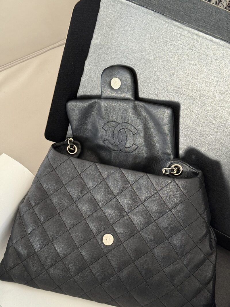 7327e1baaa.jpg 199 boxes
size:27*25cm
The Chanel vintage black and silver wandering bag that I have been longing for has finally been obtained
Xiaoxiang Middle aged Yuanbao Bag
I love this one so much. It's a soft and fluffy one
It is free, casual, lazy, independ...