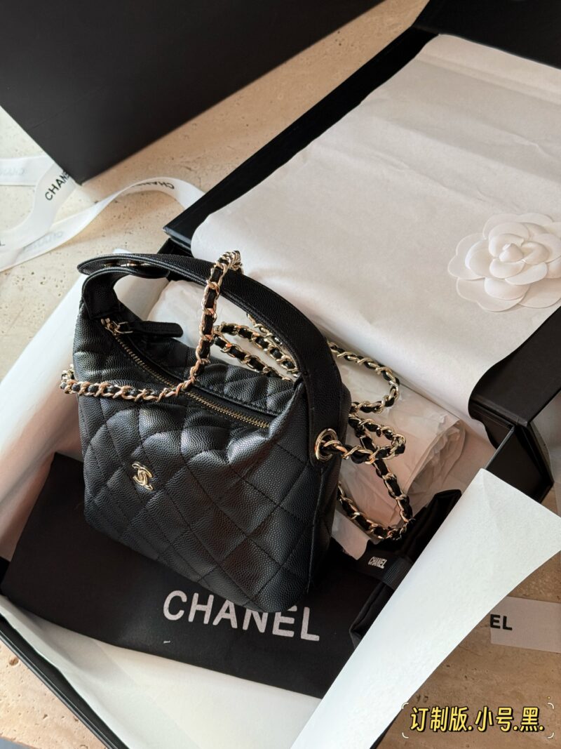 7338b17d73.jpg 210 box
Size: 15 * 13cm (small)
Xiaoxiang's lunch box bag
A popular bag that catches the eye at a glance
Really cute
Can be sweet or salty
You can hold it by hand, shoulder and back. The chain length is just right
It also has strong compatibility#