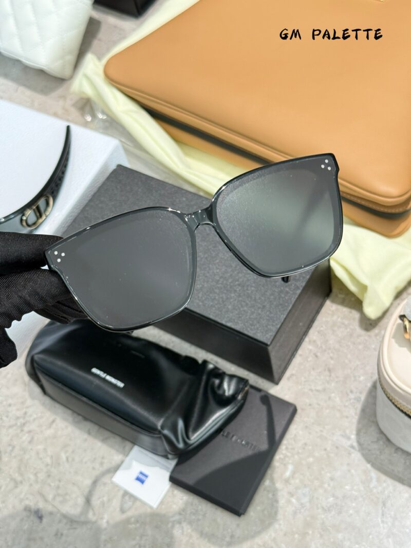 733dd6b09b.jpg Actual delivery photo p185
Jay Chou's Same Style Gm Palette
Every pair of glasses is a combination of fashion and art. They are not just tools for shade and eye protection, but also fashionable items that showcase individuality. Whether it's the retr...