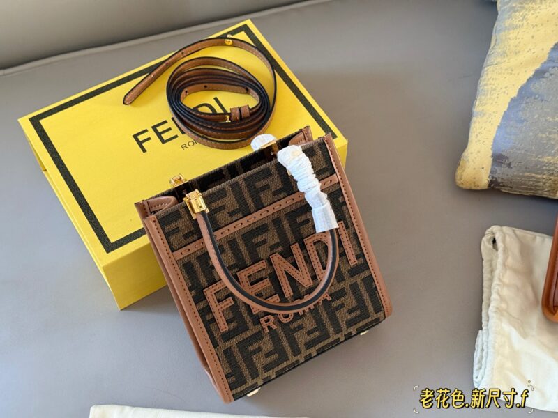 7346f90e85.jpg 205 box
size:18*14cm
24ss Fenditote tote bag
A new size has been released
Small tote bags are perfect for daily outings
Practical and versatile!