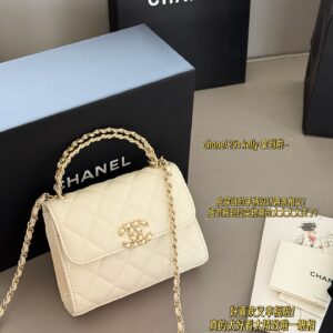 215 boxes
size：15*12cm
Xiaoxiang Family 23Kelly
This bag type is a whole love to live in
Can be carried by hand or slung diagonally
The caviar cowhide is too perfect!
