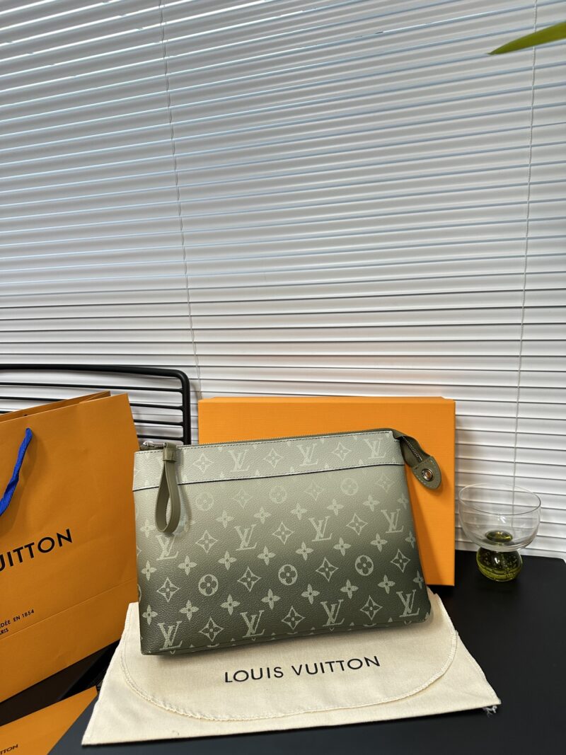 Exclusive real shot of overseas original M11545! This Pochette Voyage Souple clutch is made of Monogram Gradient canvas, cleverly presenting a Monogram pattern that gradually disperses upwards. It can also be placed in a handbag, making daily needs e...