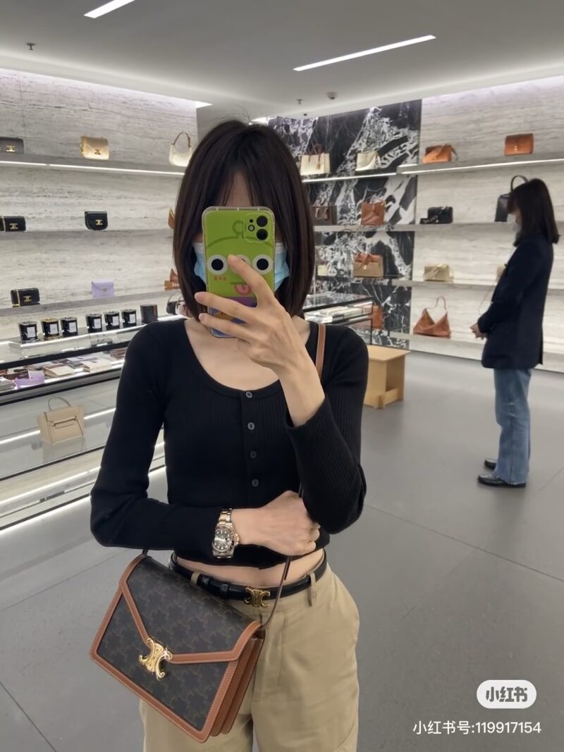 736a4b3bef.jpg CELINE aging Arc de Triomphe envelope bag, lightweight chain splicing, compact body more suitable for autumn and winter super practical! To To accommodate larger smartphone models such as Plus, adjustable shoulder strap (50cm) # Celine Woc # Celine ...