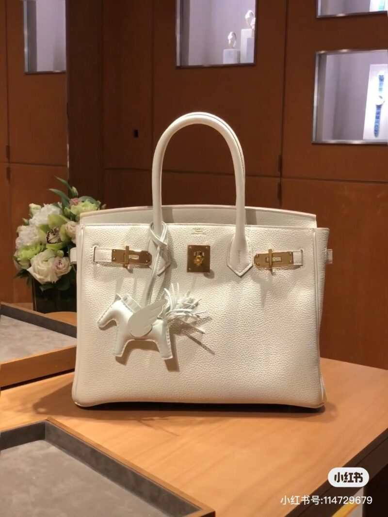 737c5b8c76.jpg Bk30 milkshake white
BK30 milkshake white Togo leather gold buckle
I finally understand why Birkin30 milkshake is so popular!
It's just a perfectly warm and soft white with a hint of light gray, and a slightly cool tone with a hint of coolness
The wh...