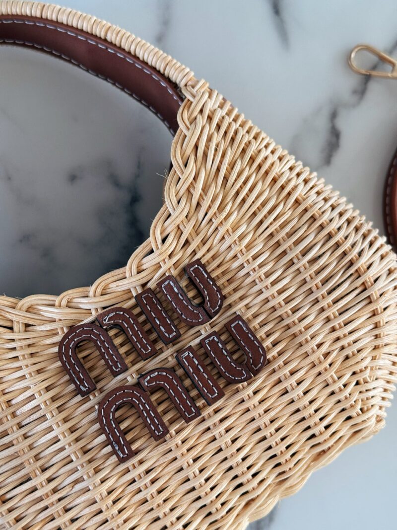 73c12a59b2.jpg 210 box
size:22*12cm
Miumiu Summer Limited Edition|
New woven vegetable basket
A chaotic hobo bamboo woven bag with a raging fire
The cute cowhide iconic logo becomes a highlight, it's so beautiful