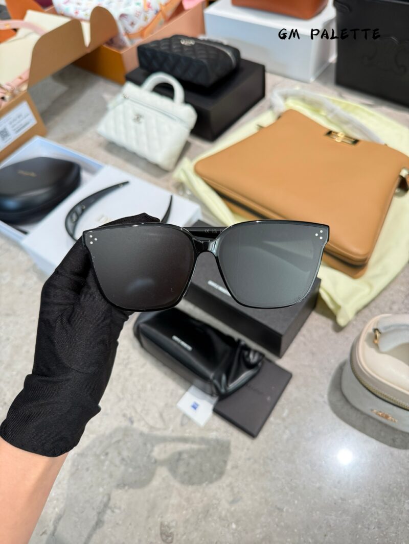 73c8b596a3.jpg Actual delivery photo p185
Jay Chou's Same Style Gm Palette
Every pair of glasses is a combination of fashion and art. They are not just tools for shade and eye protection, but also fashionable items that showcase individuality. Whether it's the retr...