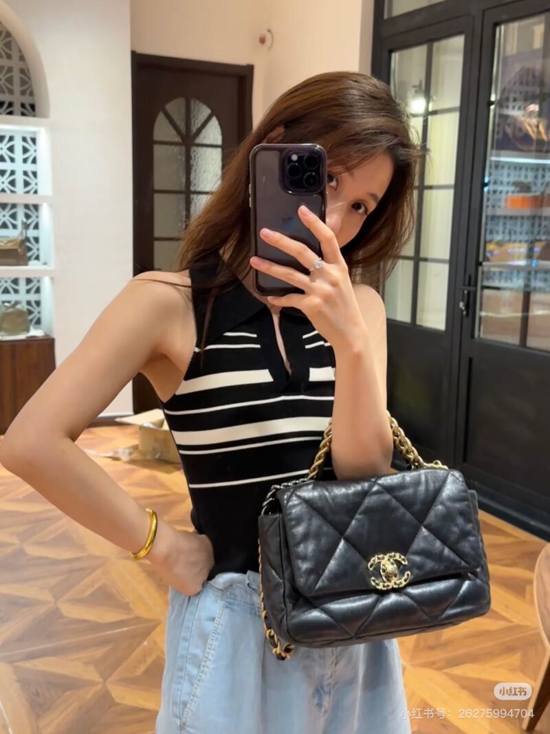 73e93a3ece.jpg Chanel Chanel 19bag, looks good? I really don't understand why Chanel 19bag has been enduring for so long!
As the top selling brand, 19bag is a very practical bag that can be selected in size according to one's own needs
Small size: 26cm X 16cm X 9cm...