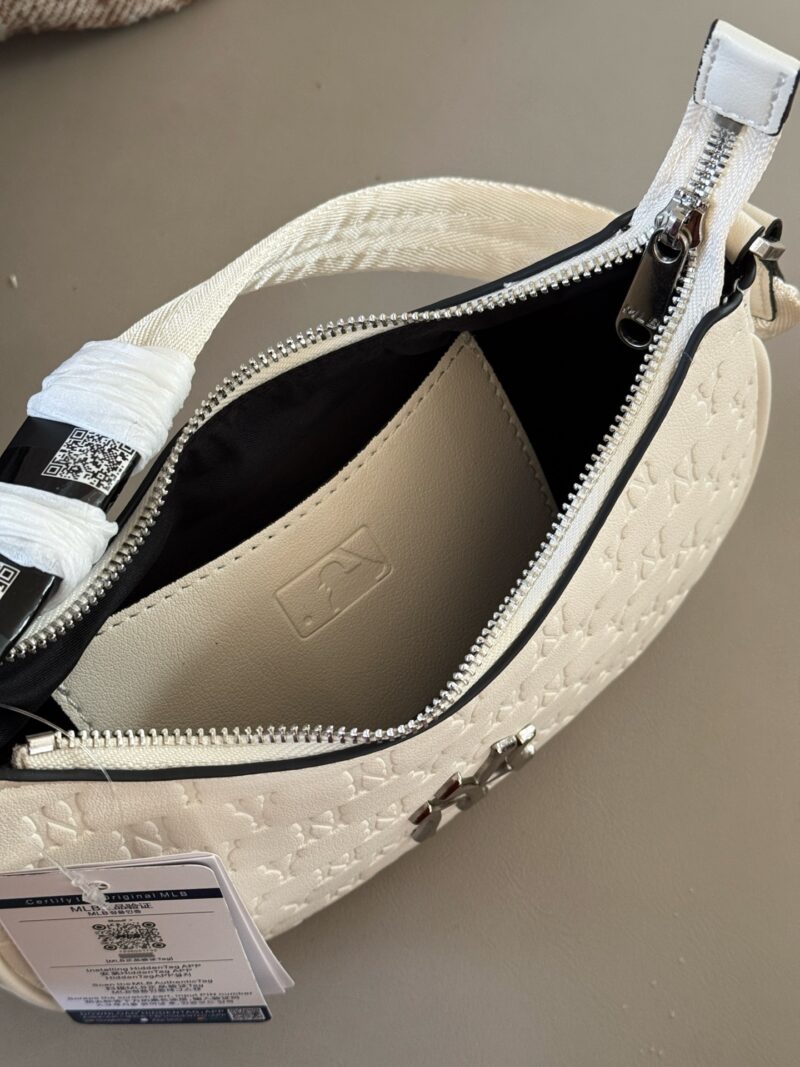 73ea8779ad.jpg 170 boxes
size:22*15cm
Summer travel|
We can't do without an MLB armpit bag
MLB Dark Pattern Underarm Bag
Understand me, black and white are two colors
High end feeling with leather surface for better maintenance