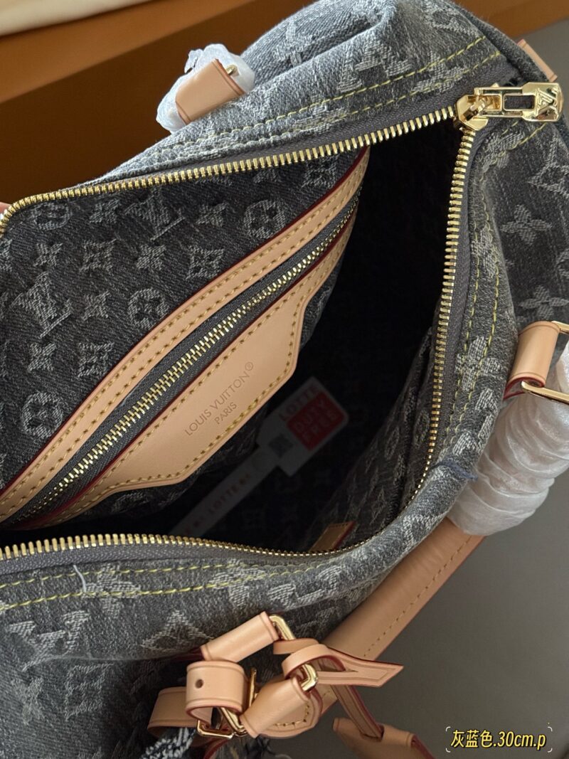 73ecfa066e.jpg 285 box upgrade version
size:30*21cm
Come and take a look at L's Speedy30 pillow bag
Size 30cm is suitable for daily use and travel!
I really like this size
Very useful! Too cool!
This denim bag exudes a vintage atmosphere and is packed with UP!