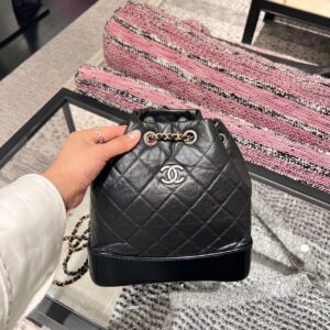 Chanel Smini22bag pearl chain! I really like Chanel's mini22bag
Debuting is the pinnacle The size is very suitable
There is no sense of casual laziness in the small and medium sizes
Carrying it as a whole belongs to the cute style~
The price increase...