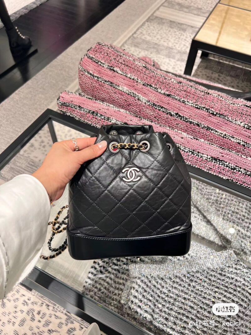 73fbbb6456.jpg Chanel Wandering Shoulders | The ceiling of the backpack is not wrong
Liu Yifei, who likes pure black, can take a look
The magic of Chanel lies in its ability to combine casualness and delicacy without going against the norm
Classic small shoulders, ...
