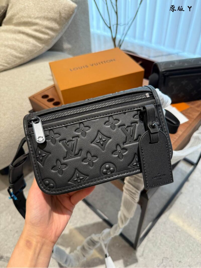740587520c.jpg Black flower p240 cowhide p260
This bosphore mini handbag is named after the brand's retro bosphore series from the 2000s, achieving comfortable carrying with simple lines and compact configuration, and showcasing classic meaning through a detachable...