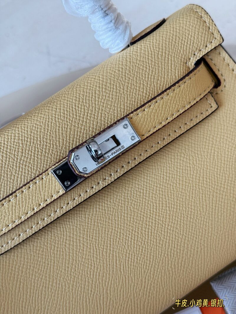 7420a7b90f.jpg 235 box
Size: 19 * 12.5cm
H Home Hermes Kelly Mini 2nd Generation
Really, madam. Madam looks great
?? Put down your phone
Also pretend to be cute!
?? Cross patterned cowhide
The bag is special and textured!