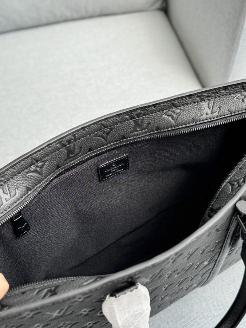 Cowhide 355
size：39×30
LV embossed music bag tote bag shopping bag handbag briefcase
Steady and atmospheric, fashionable and elegant, the classic color scheme of black and gray highlights the brand's iconic style! The embellishment of the dark pat...