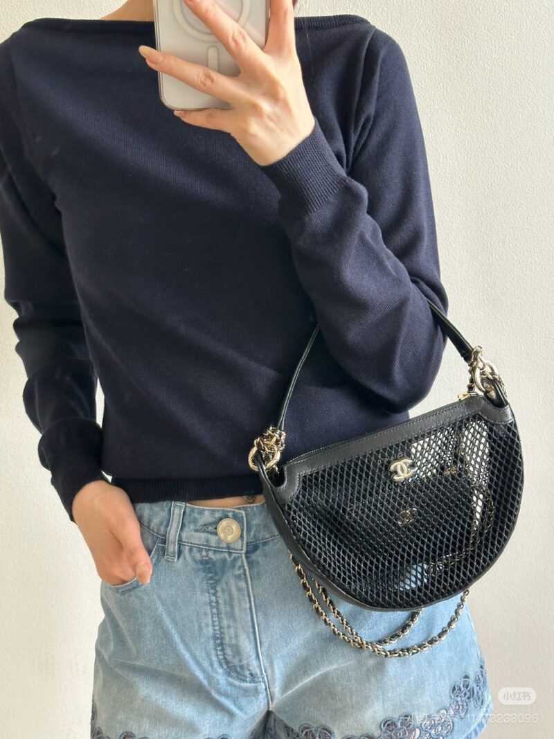 Can be worn on one shoulder, crossbody, or underarm, suitable for various concave shapes!