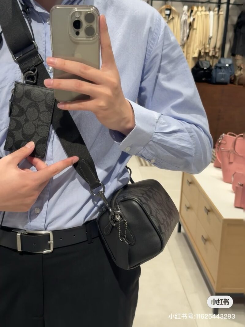Coach's new Axel men's crossbody camera bag door
Classic charcoal gray vintage men's crossbody bag
2-in-1 style enhances the overall fashion sense of the bag UP
Cylindrical bag design accommodates more portable items 100
Bag size: 21 * 11.5 * 10cm
Ca...
