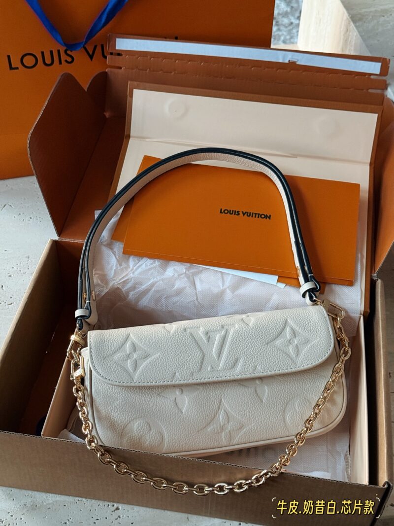 290 complete set of packaging
size：23*12cm
Original version released ?? 
New Ivy full leather embossed chip model!
L's white ivy has become rich and beautiful
Physical Milk Whistling Drops~
Super suitable for summer
The first layer of cowhide h...