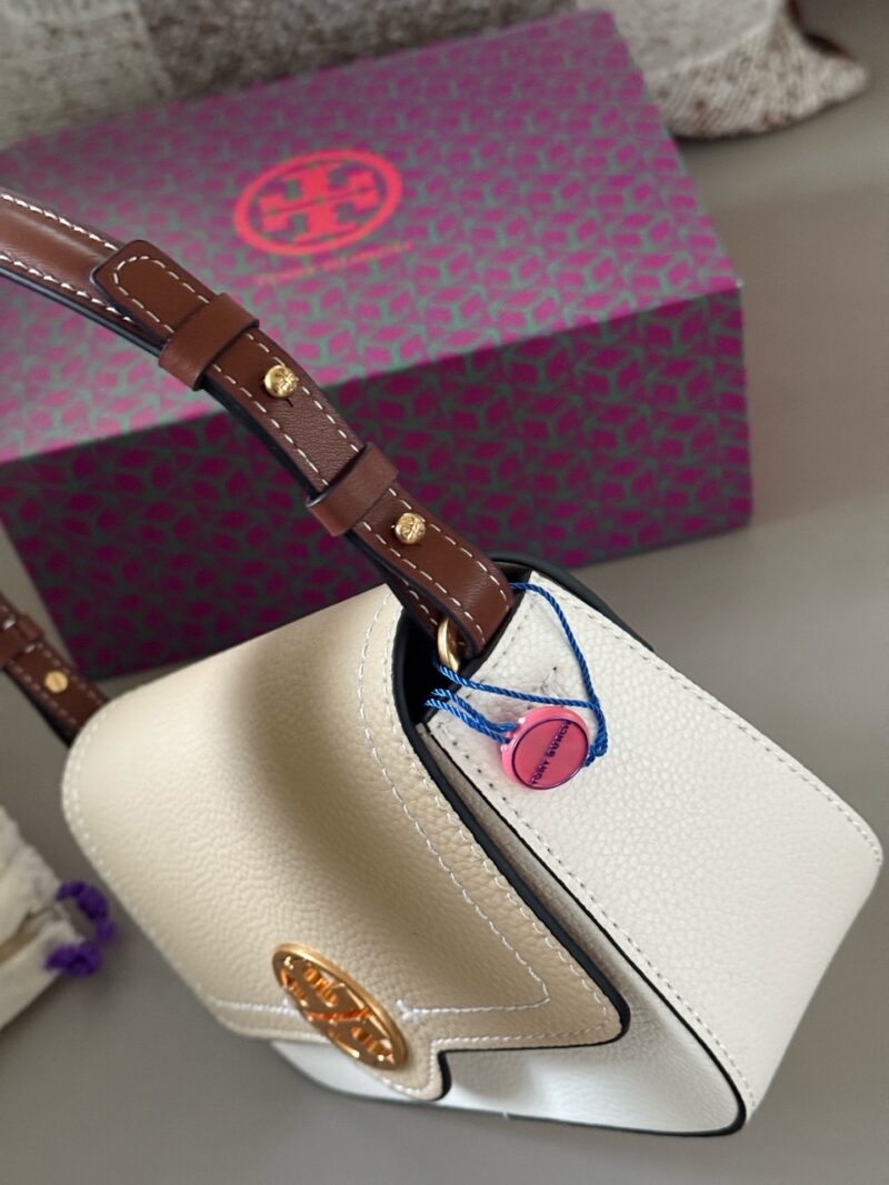 74879838fa.jpg 220 boxes
size:21*13cm
TORY BURCH Mahjong Bun is your favorite on the street!
Sisters, mahjong bags are available all year round
Paired with 2 shoulder straps,
Can be carried by hand under the armpit or slung diagonally
Exquisite and compact