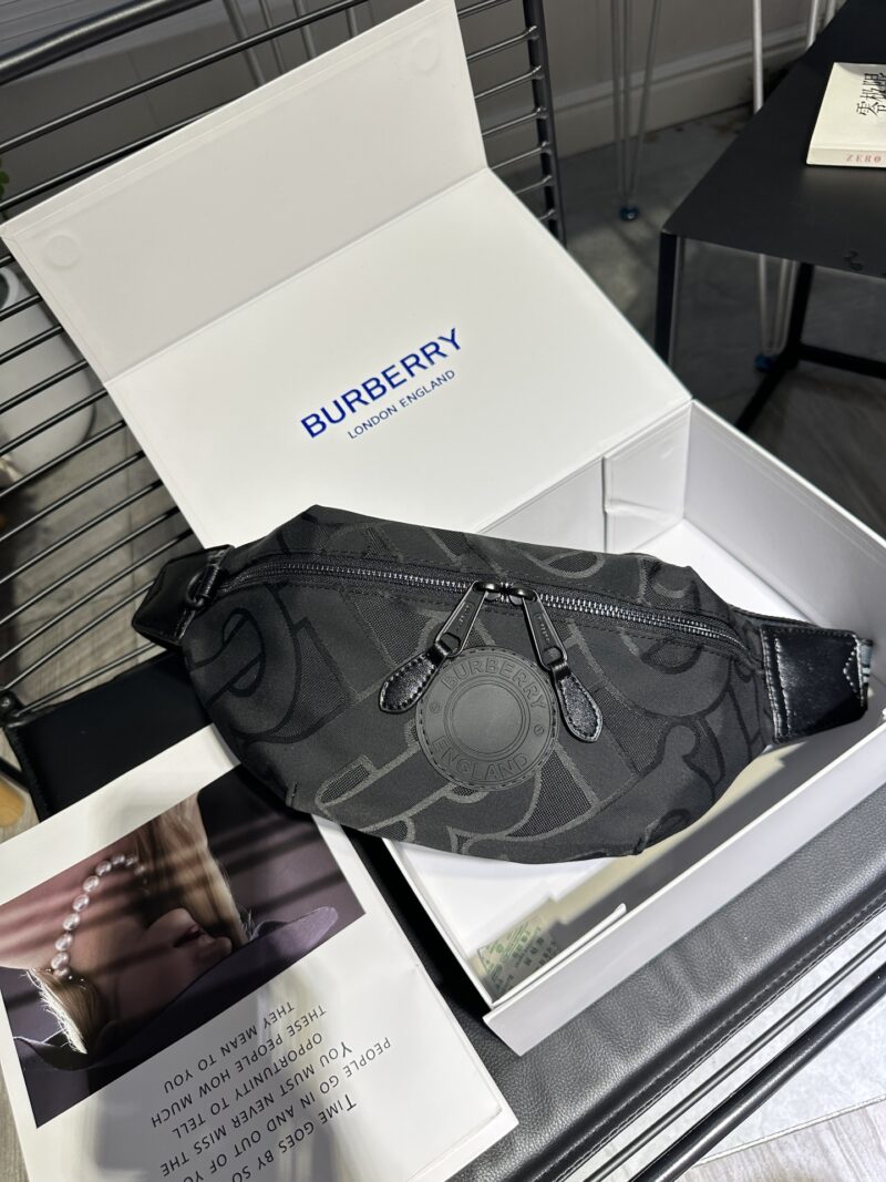 748b917d1e.jpg Black BURBERRY New Year NY ? Mlb Co branded Super Western Chest Bag/Waist Bag Premium Version Fabric is custom-made and is N levels higher than the black ones on the market, with perfect embroidery inside and a complete set of hardware logos. Size ...