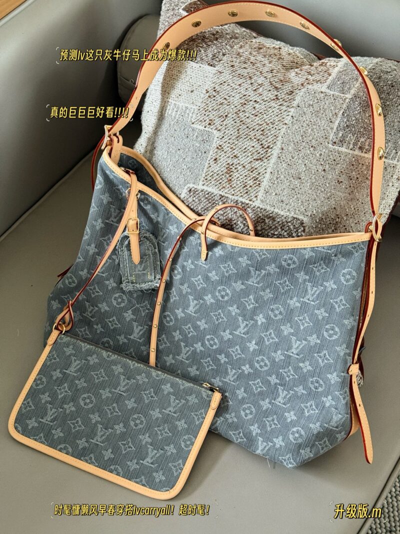 7494e8362d.jpg 360 box upgrade version
size:41*29cm
L's old flower, Carryall, is everywhere on the road,
Let's have a different one
This denim bag exudes a vintage atmosphere and is packed with UP!
The pattern, fabric, and hardware taste are all okay!
Carryall de...