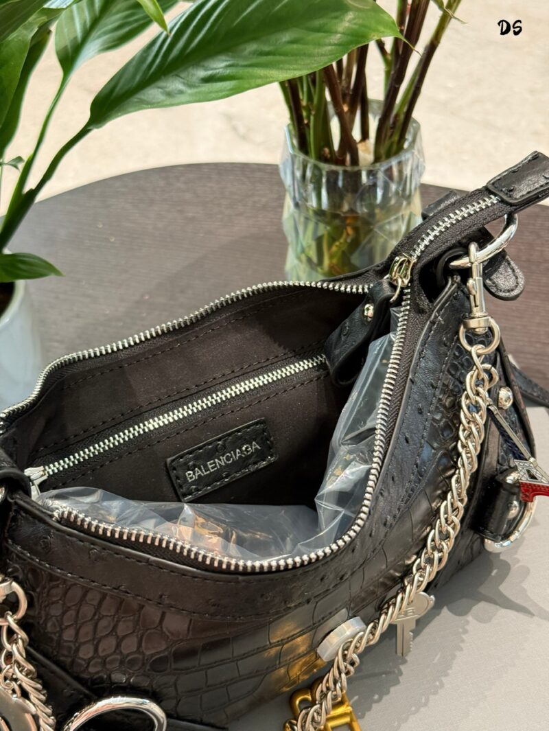 Balenciaga Underarm Bag P245
25 year spring collection, suitable for both underarm and crossbody, just the right size, with a round phone, wallet, car keys, napkins, all enough, and a great zipper, providing a strong sense of security
Made of cowhide...